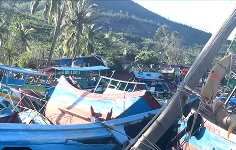 Ngư dân rớt nước mắt khi hàng trăm tàu cá bị bão làm cho tan nát