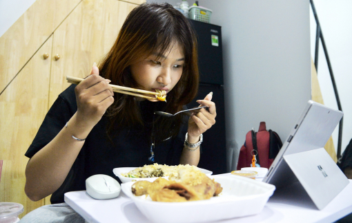 Ăn cơm cùng điện thoại: Thói quen hay nỗi cô đơn?