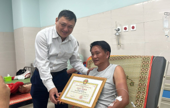 Chủ tịch đặc khu trao giấy khen cho những người hùng Lý Sơn