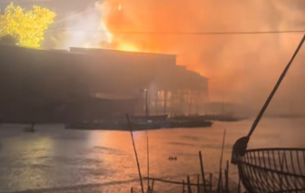 Trụ điện phát nổ, cháy 4 căn nhà và thiêu rụi nhiều tài sản của người dân