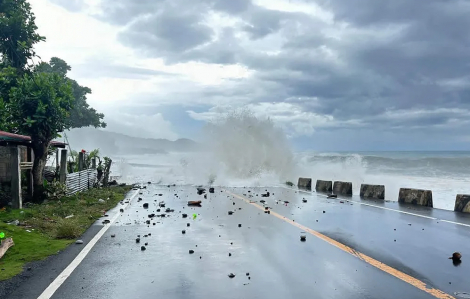 Bão số 14 Phượng Hoàng mạnh cấp 13, áp sát Biển Đông