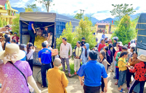 Hàng thiết yếu vượt bão đến tay người dân miền Trung