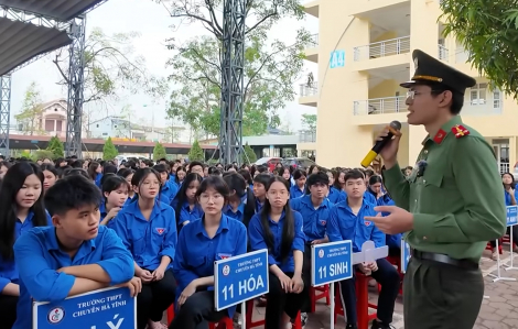 Lực lượng công an chia sẻ kinh nghiệm kết bạn qua mạng tại trường THPT chuyên Hà Tĩnh
