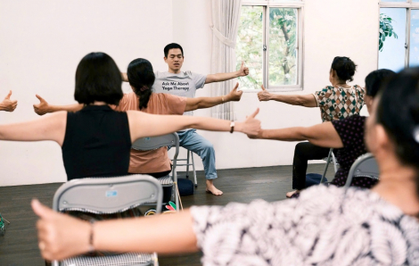 Người lớn tuổi có nên tập yoga không? Sự thật từ góc nhìn của nhà trị liệu quốc tế