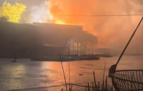 Trụ điện phát nổ, cháy 4 căn nhà và thiêu rụi nhiều tài sản của người dân