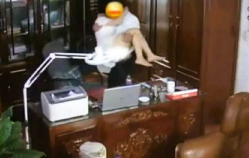 Người đàn ông 'thân mật' với nhiều phụ nữ không phải giáo viên, là Chủ tịch HĐQT trường