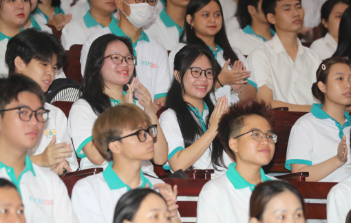 Để 'sống sót' giữa trùng trùng tin giả