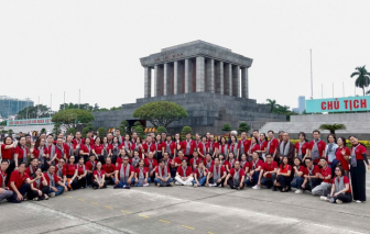 Đoàn đại biểu TPHCM viếng Lăng Chủ tịch Hồ Chí Minh trong hành trình về nguồn