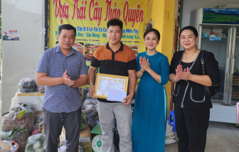 Giúp tìm người đi lạc, người bán trái cây ở Phú Quốc được tặng giấy khen