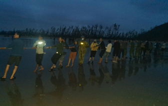 Thuyền đánh cá chìm trên biển khi vừa ra khơi, 2 cha con gặp nạn