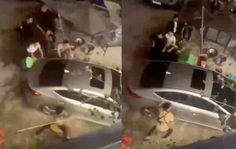Xôn xao clip đám đông chặn đập phá xe ô tô