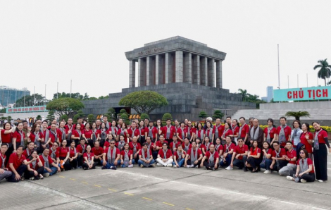 Đoàn đại biểu TPHCM viếng Lăng Chủ tịch Hồ Chí Minh trong hành trình về nguồn