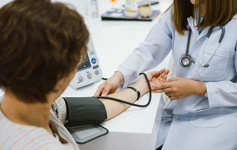 Huyết áp trung bình cao ở tuổi 30 có thể làm tăng nguy cơ đau tim