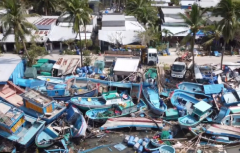 Tàu thuyền ở vịnh Xuân Đài tan nát sau bão, ngư dân thất thần