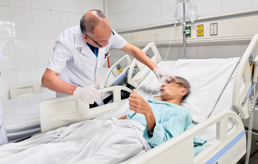 Người đàn ông “nát mặt” sau tai nạn ngã thang máy