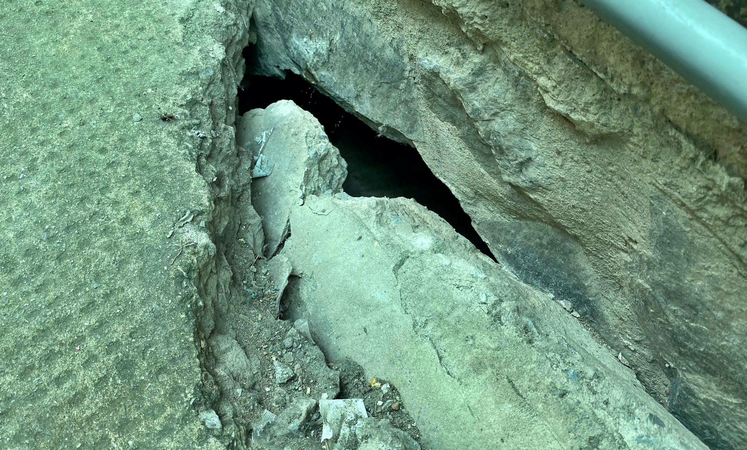 Phần móng của ngôi trường bị sụt xuống khoảng 20cm tại vị trí này