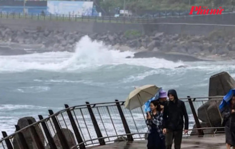 Bão số 14 Phượng Hoàng suy yếu nhanh, khi nào ra khỏi Biển Đông?