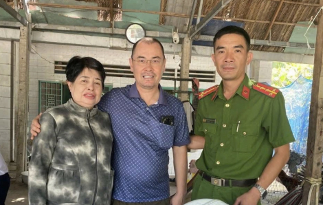 Khoảnh khắc xúc động người đàn ông Pháp tìm được người thân sau 13 năm xa cách