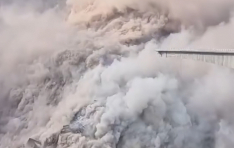 Sập cầu vượt cao tốc ở Trung Quốc