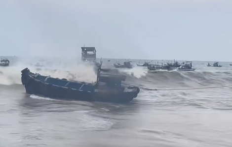 Sóng lớn đánh chìm nhiều tàu cá ở Lâm Đồng