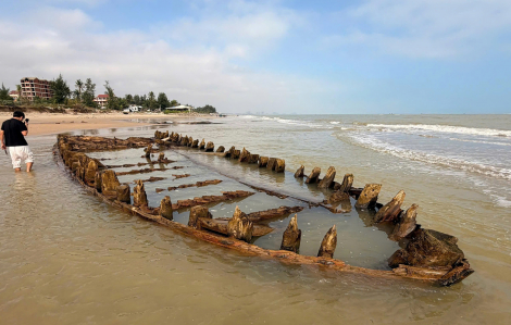 Đề xuất khai quật khẩn cấp tàu cổ phát lộ ở bờ biển