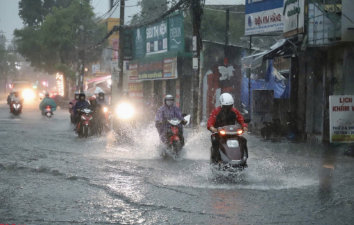 Chuyển mùa, TPHCM xuất hiện mưa dông dữ dội từ rạng sáng nay