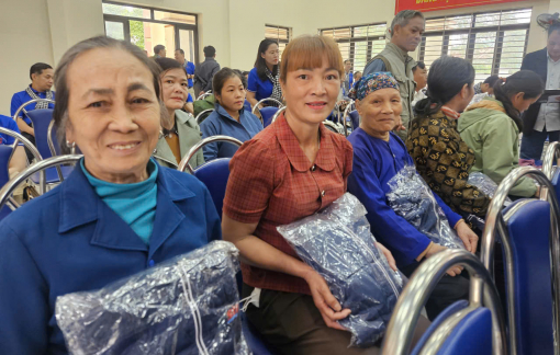 Đoàn cán bộ Ban Tuyên giáo, dân vận, báo chí, xuất bản TPHCM trao quà tại Thái Nguyên