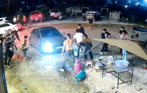 Tạm giữ 10 người liên quan đến vụ đập phá xe ô tô