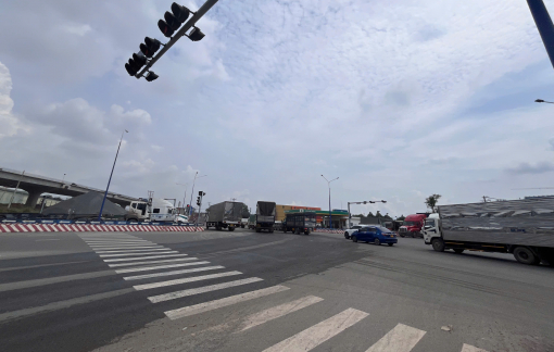 Phân làn lại đường Mỹ Phước - Tân Vạn sau tai nạn làm 3 người trong gia đình tử vong