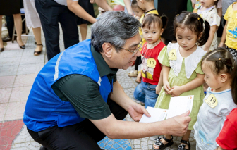 Chung tay giúp đồng bào miền Trung vượt khó khăn sau bão, lũ