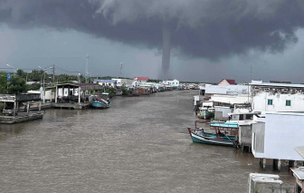 Vòi rồng “khủng” xuất hiện ở Cà Mau