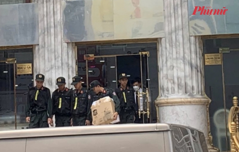 Nhiều thùng carton được công an đưa đi từ thẩm mỹ Mailisa