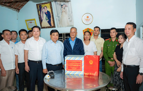 Phó Thủ tướng Nguyễn Chí Dũng thăm, động viên các hộ dân bị ảnh hưởng mưa lũ tại TP Huế