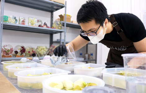 Tình yêu được ép trong từng cánh hoa