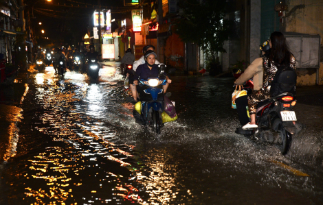 Triều cường ở TPHCM liên tục lập đỉnh tháng sau cao hơn tháng trước