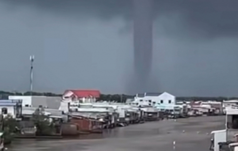 Vòi rồng cao hàng trăm mét ở Cà Mau