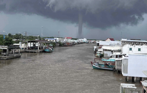 Vòi rồng “khủng” xuất hiện ở Cà Mau