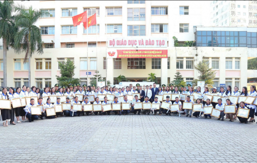 80 thầy cô vùng biên nhận Bằng khen của Bộ trưởng Bộ GD-ĐT