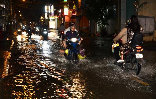 Triều cường ở TPHCM liên tục lập đỉnh tháng sau cao hơn tháng trước
