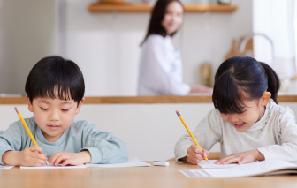 Ép con học thì bị phạt tiền, không ép thì con trách