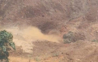 Ngọn núi ở Đà Nẵng bất ngờ sạt lở, đất đá tràn như thác lũ