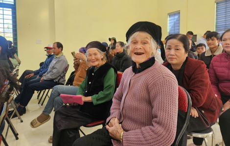 Đoàn đại biểu TPHCM về thăm bà con Đàm Thủy