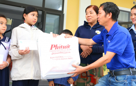 Báo Phụ nữ TPHCM và Hội LHPN TP Huế trao quà đến người dân vùng rốn lũ