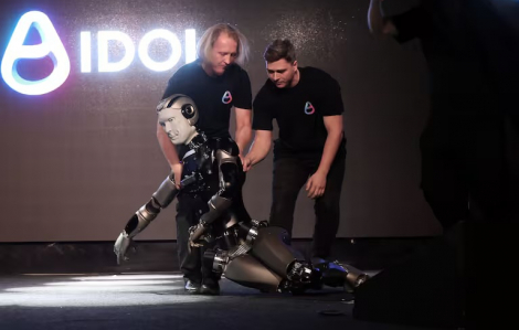 Robot AI đầu tiên của Nga ngã nhào khi ra mắt