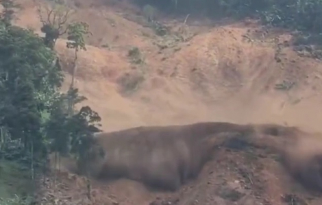 Trời đang nắng núi vẫn lở, 3 người dân đang mất liên lạc