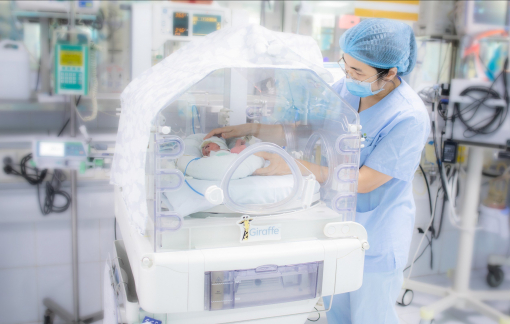 Áp lực chi phí vẫn đè nặng hành trình nuôi dưỡng trẻ sinh non