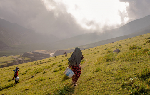 Hành trình sinh nở đơn độc giữa núi rừng của những phụ nữ du mục Kashmir