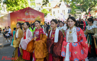 “Bách Hoa Bộ Hành”: Sắc Việt rực rỡ giữa nắng đầu đông Hà Nội