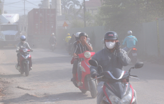 Đường cửa ngõ TPHCM xuống cấp, bụi dày phủ trắng nhà dân như sương mù