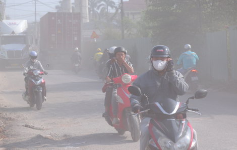 Đường cửa ngõ TPHCM xuống cấp, bụi dày phủ trắng nhà dân như sương mù